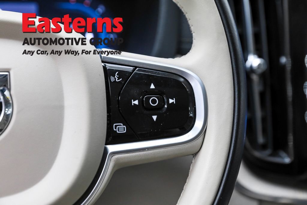 Used 2022 Volvo XC60 B6 Inscription image 16