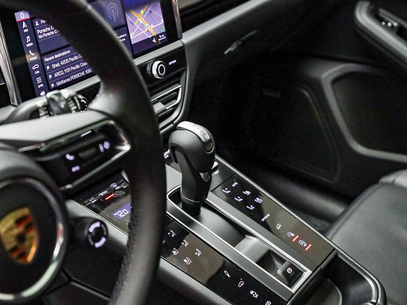 Certified 2025 Porsche Macan AWD/4WD image 24