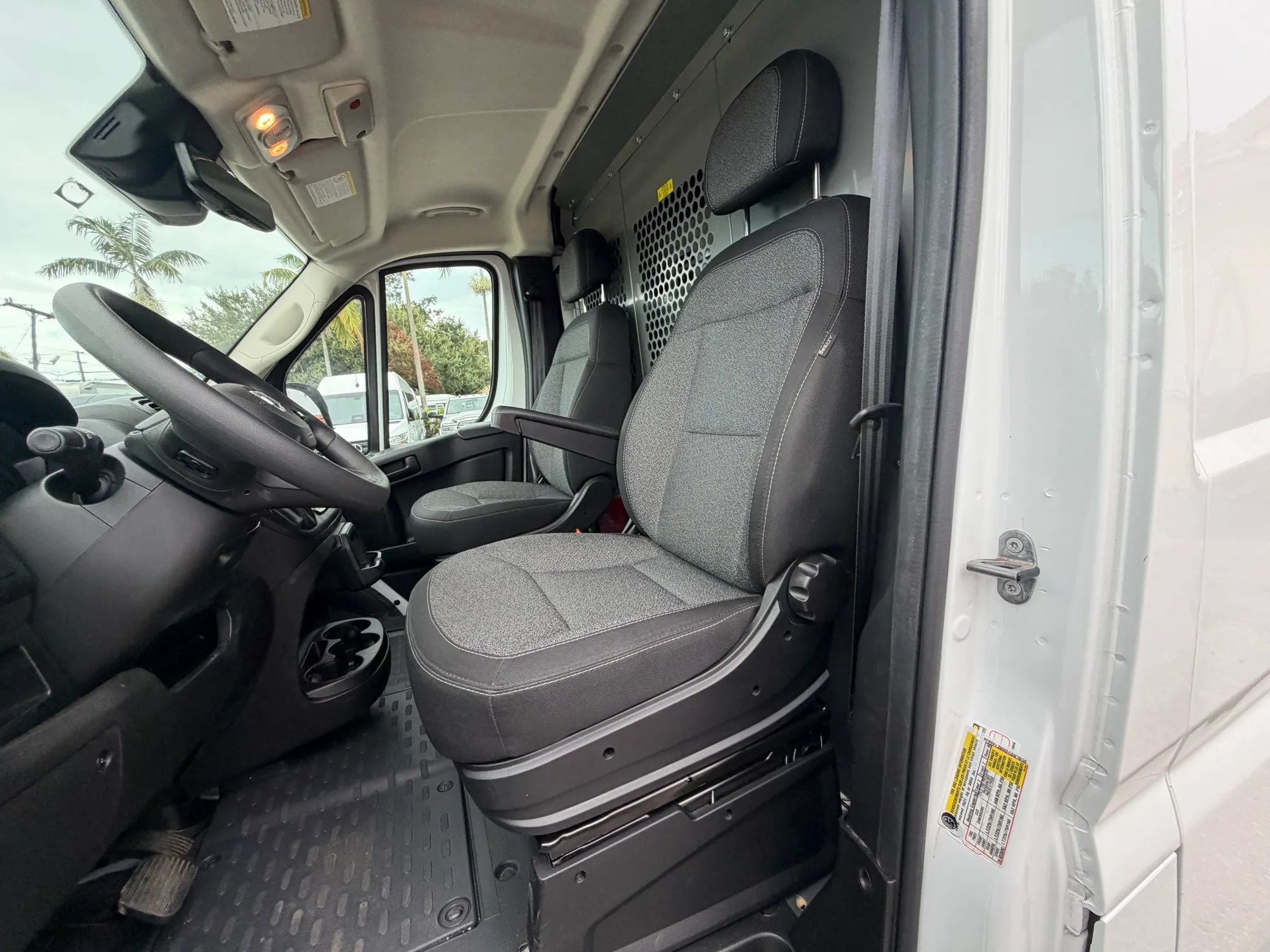 Used 2024 RAM ProMaster 2500 136 w/ Safety Group FWD image 18