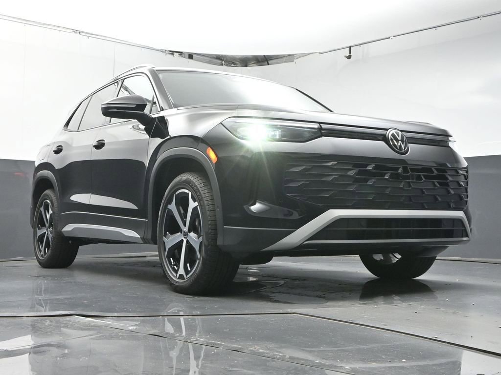 Used 2025 Volkswagen Tiguan SE FWD image 34