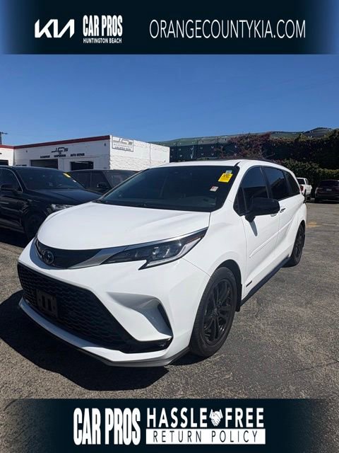 Used 2021 Toyota Sienna XSE w/ XSE Plus Package FWD image 1