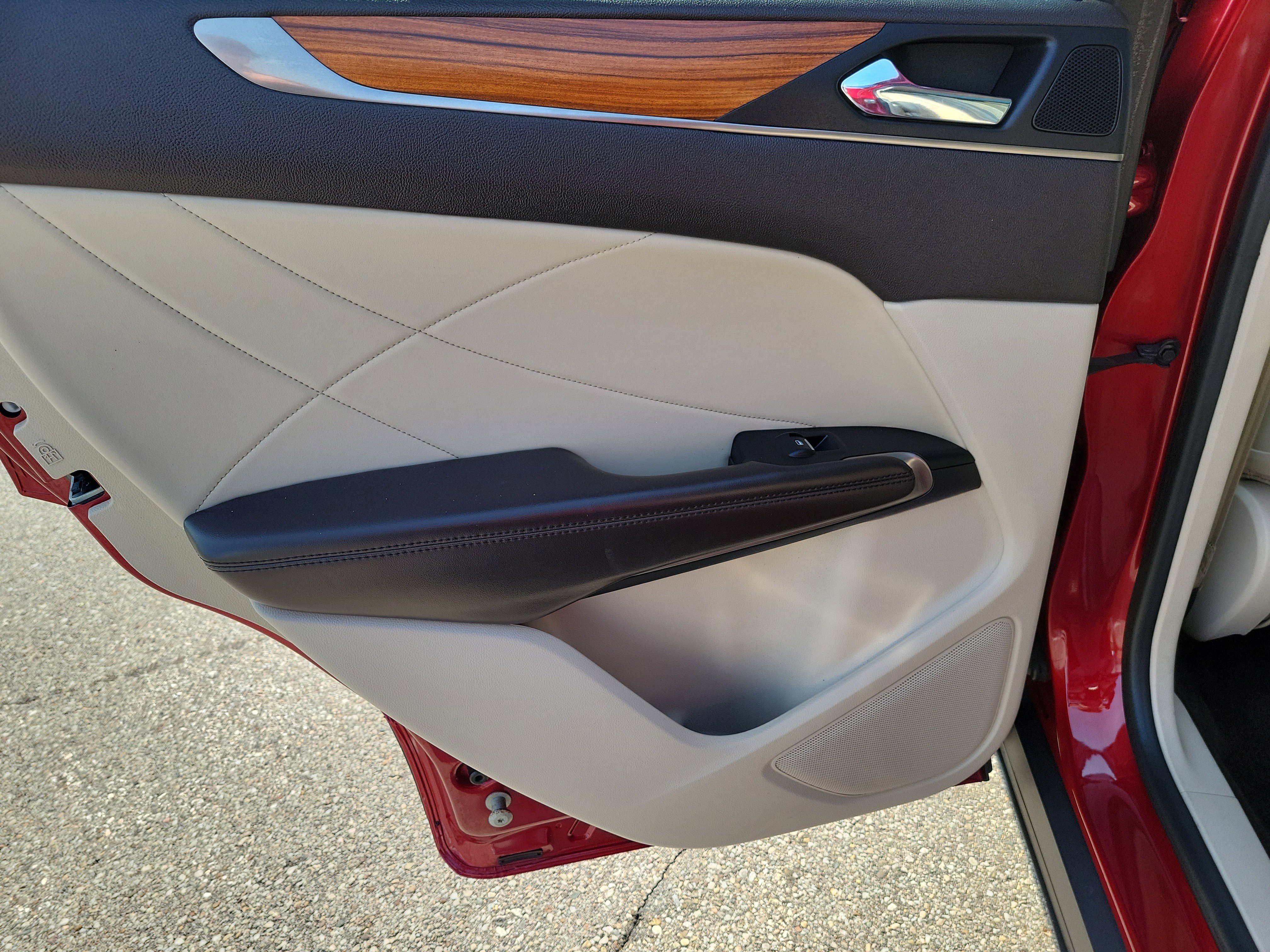 Used 2018 Lincoln MKC Select w/ Select Plus Package image 15