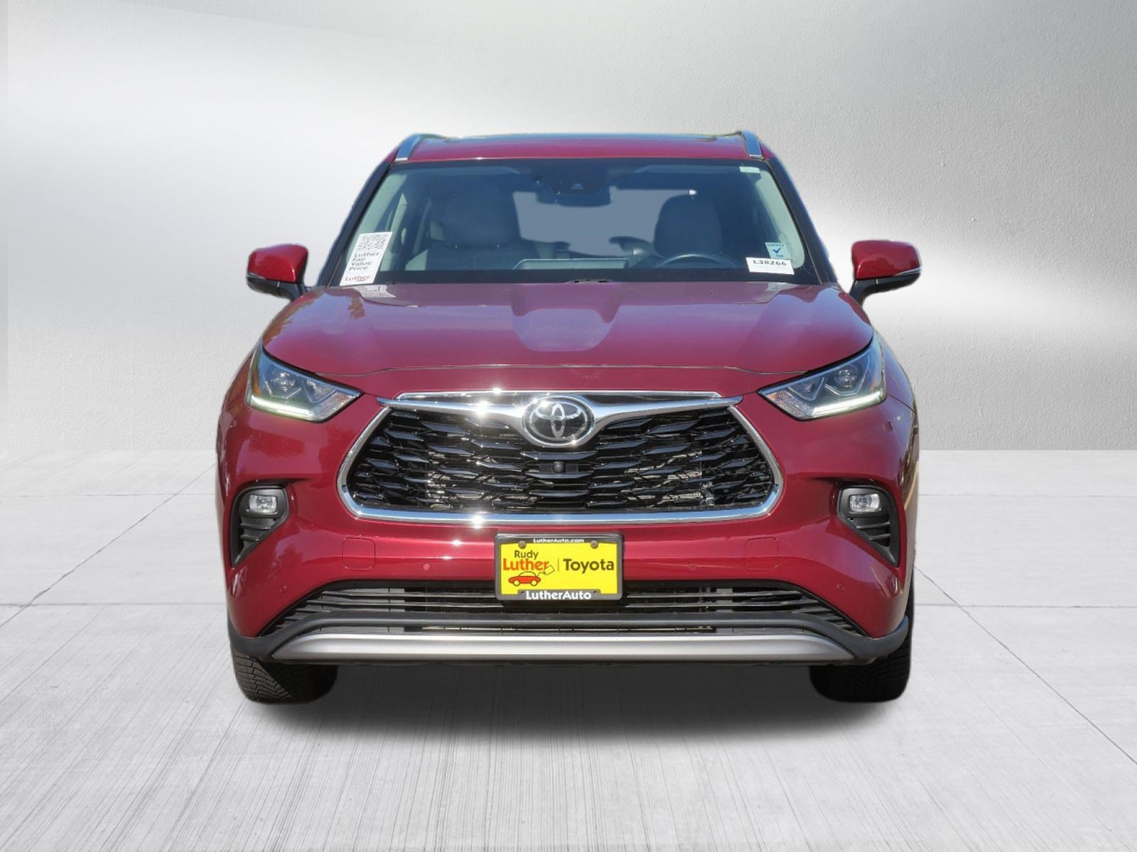 Used 2022 Toyota Highlander Platinum AWD/4WD image 2