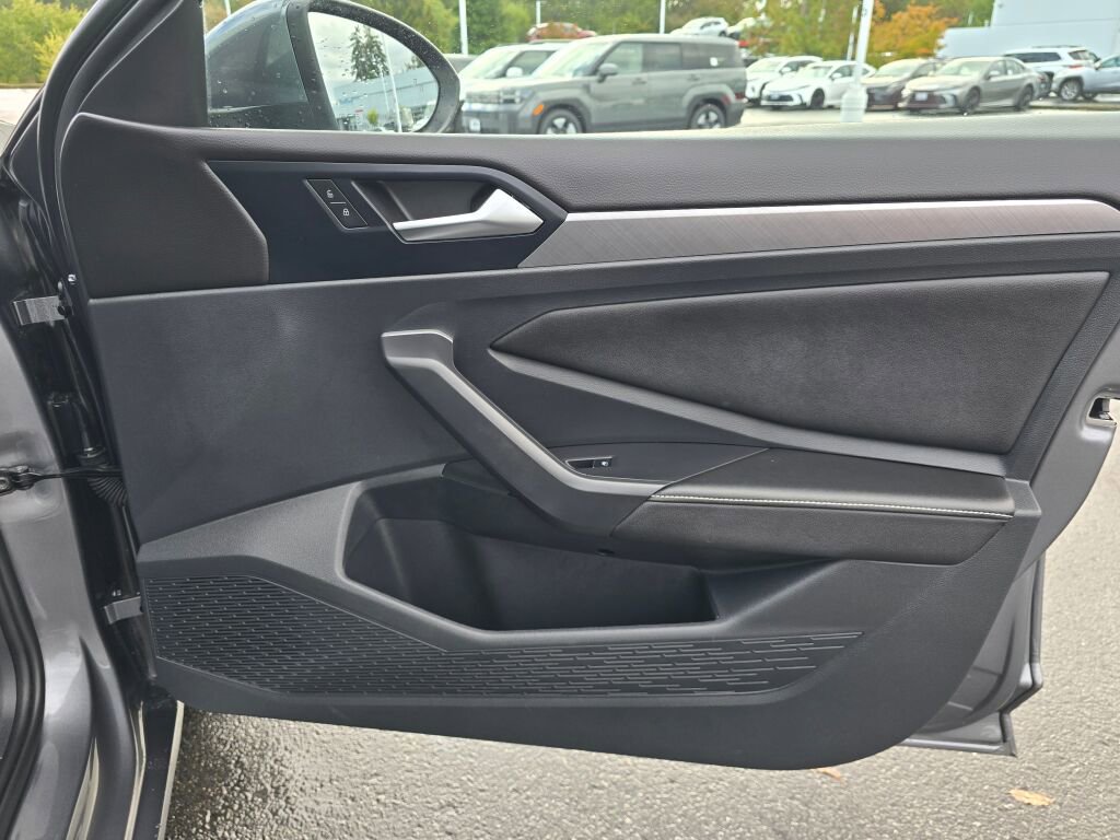 Used 2024 Volkswagen Jetta SE image 44