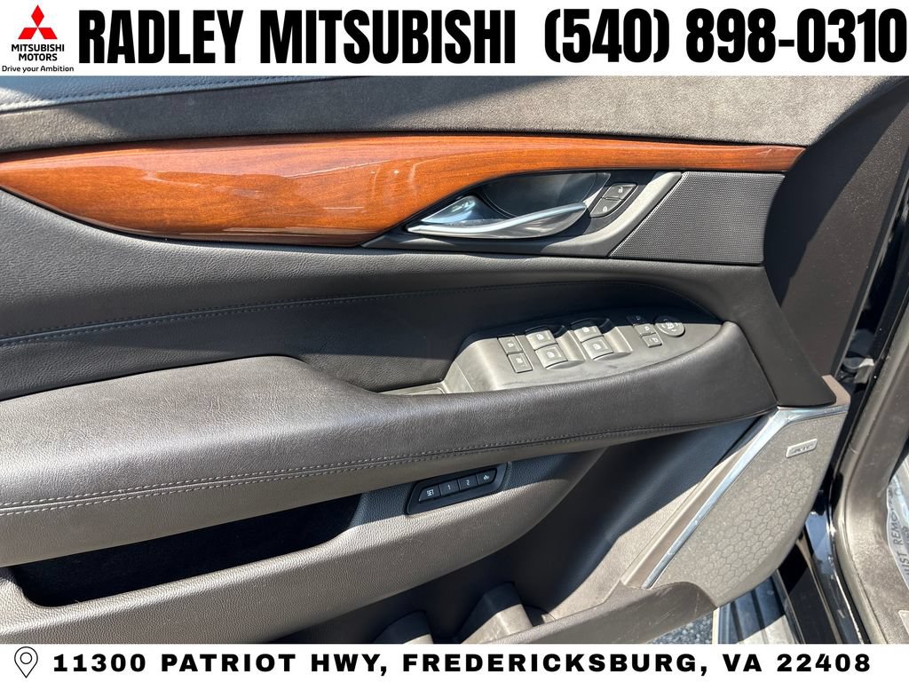 Used 2017 Cadillac Escalade ESV Luxury AWD/4WD image 5