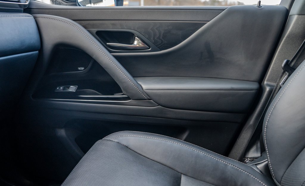 Used 2023 Lexus LX 600 4WD w/ Luxury Package image 14