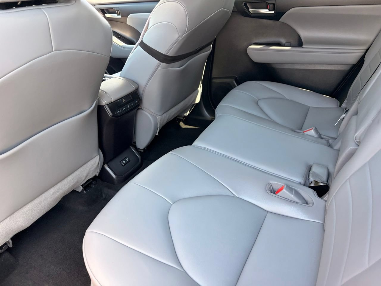 Used 2021 Toyota Highlander XLE AWD/4WD image 12