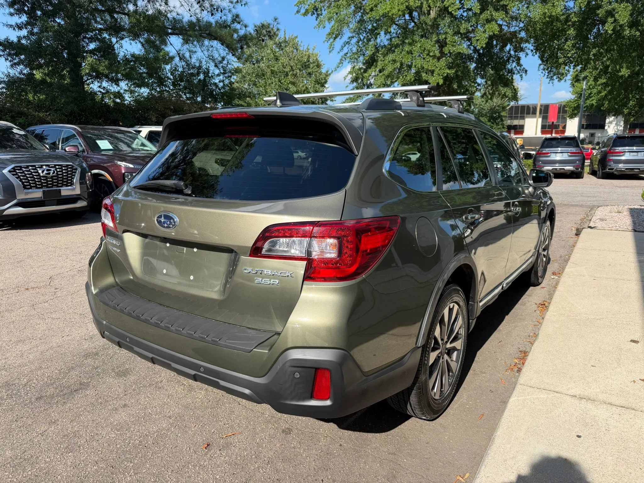 Used 2018 Subaru Outback 3.6R Touring AWD/4WD image 5