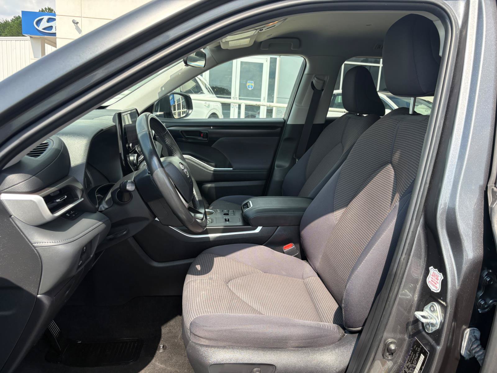 Used 2024 Toyota Highlander LE FWD image 17