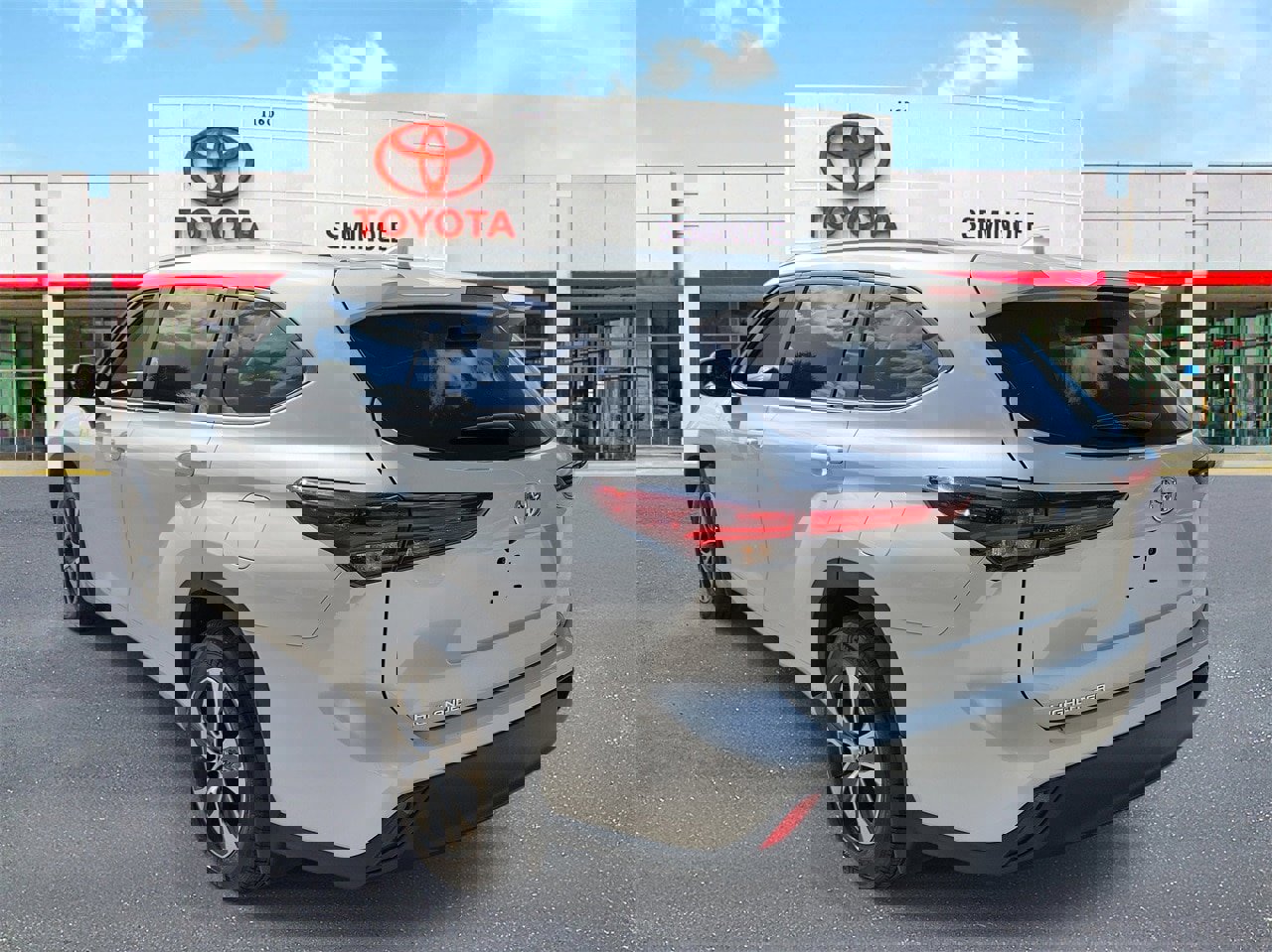 Used 2024 Toyota Highlander LE image 4