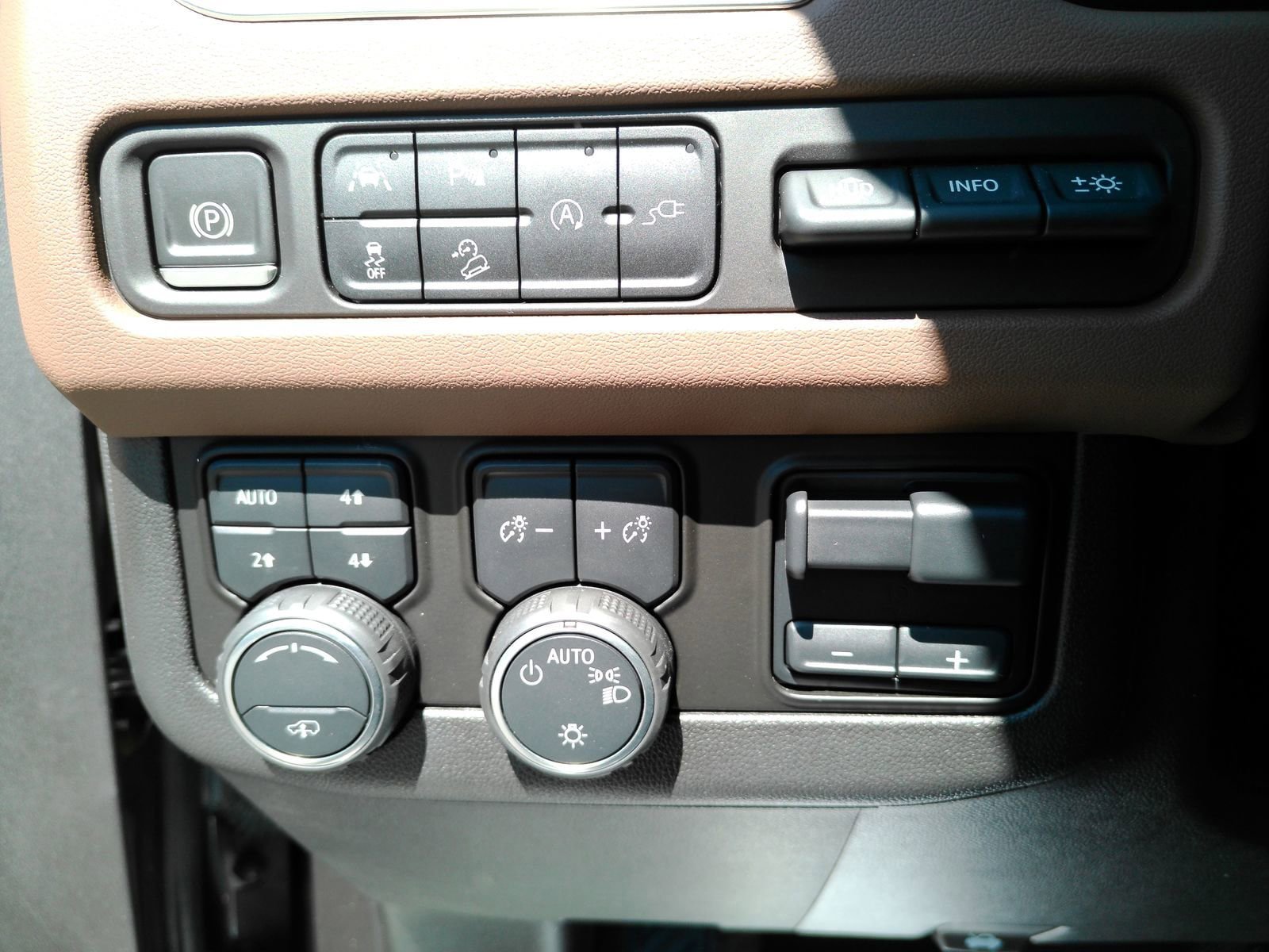 Certified 2021 Chevrolet Suburban High Country AWD/4WD image 25
