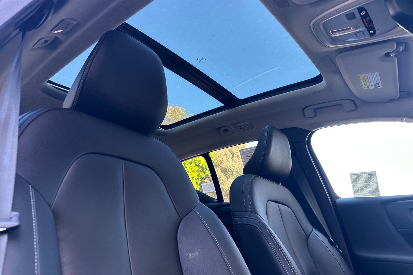 Certified 2025 Volvo XC40 B5 Core w/ Protection Package Premier image 18