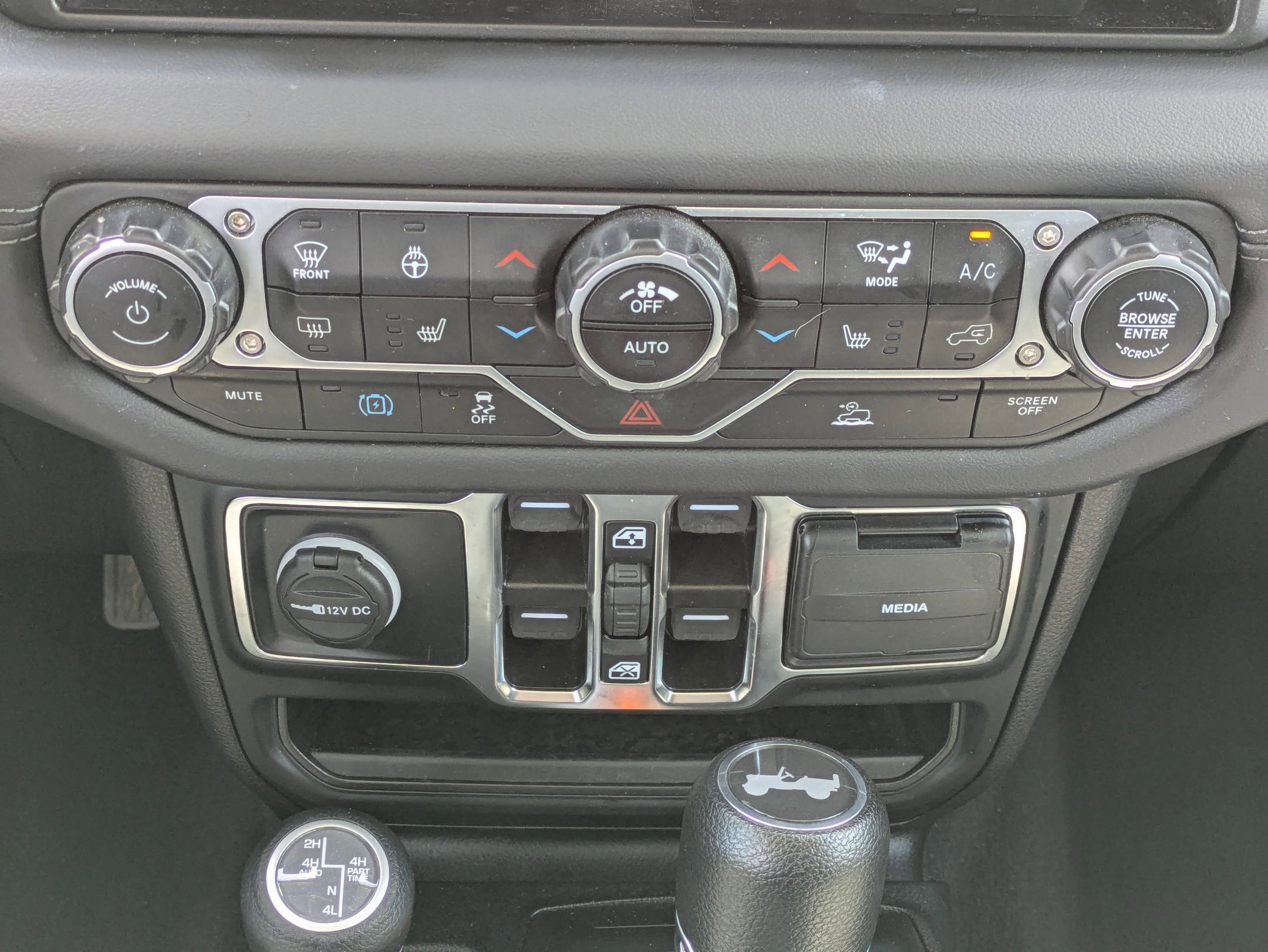 Used 2024 Jeep Wrangler Sahara AWD/4WD image 19
