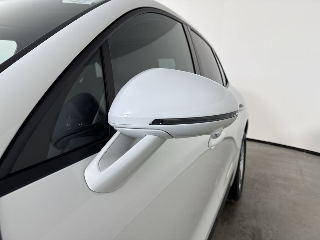 Certified 2025 Porsche Macan image 12