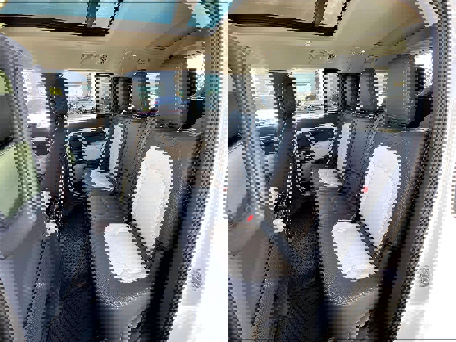 Used 2023 Land Rover Defender 130 X-Dynamic SE image 28