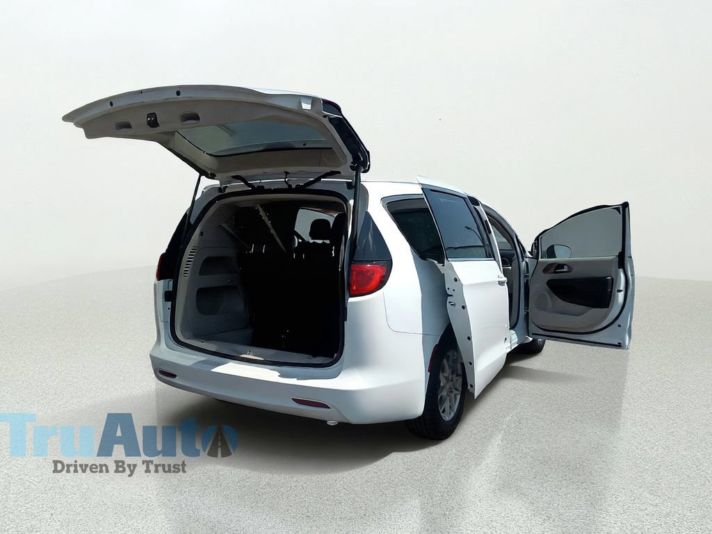 Used 2023 Chrysler Voyager LX FWD image 17