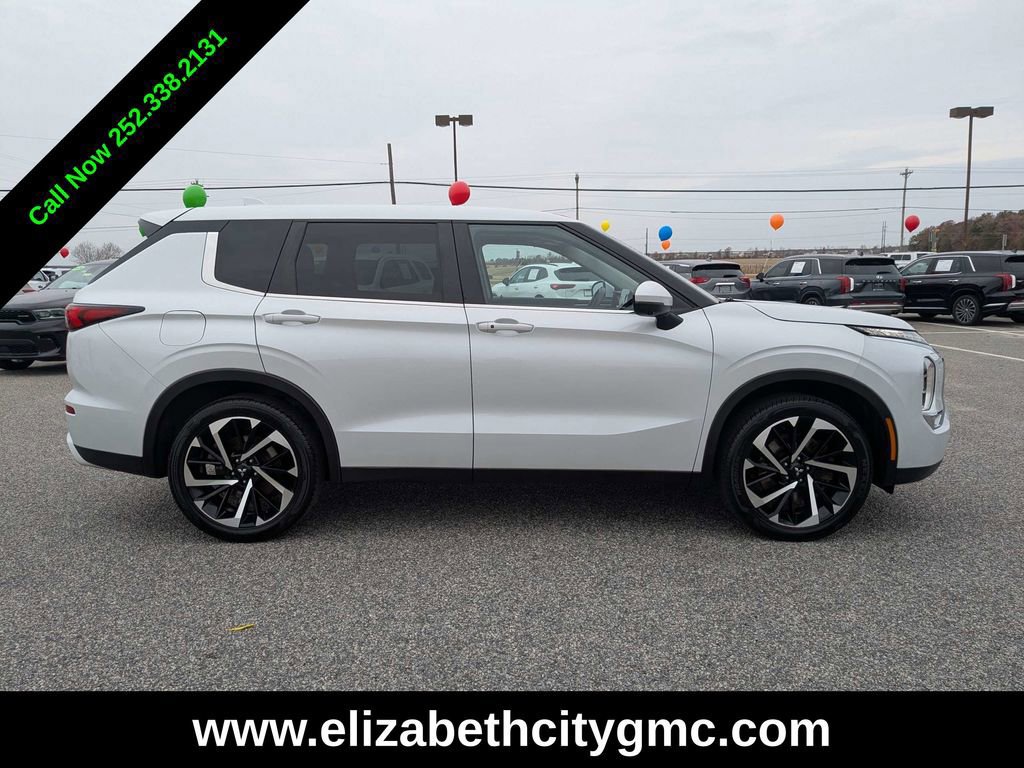 Used 2022 Mitsubishi Outlander SE image 2