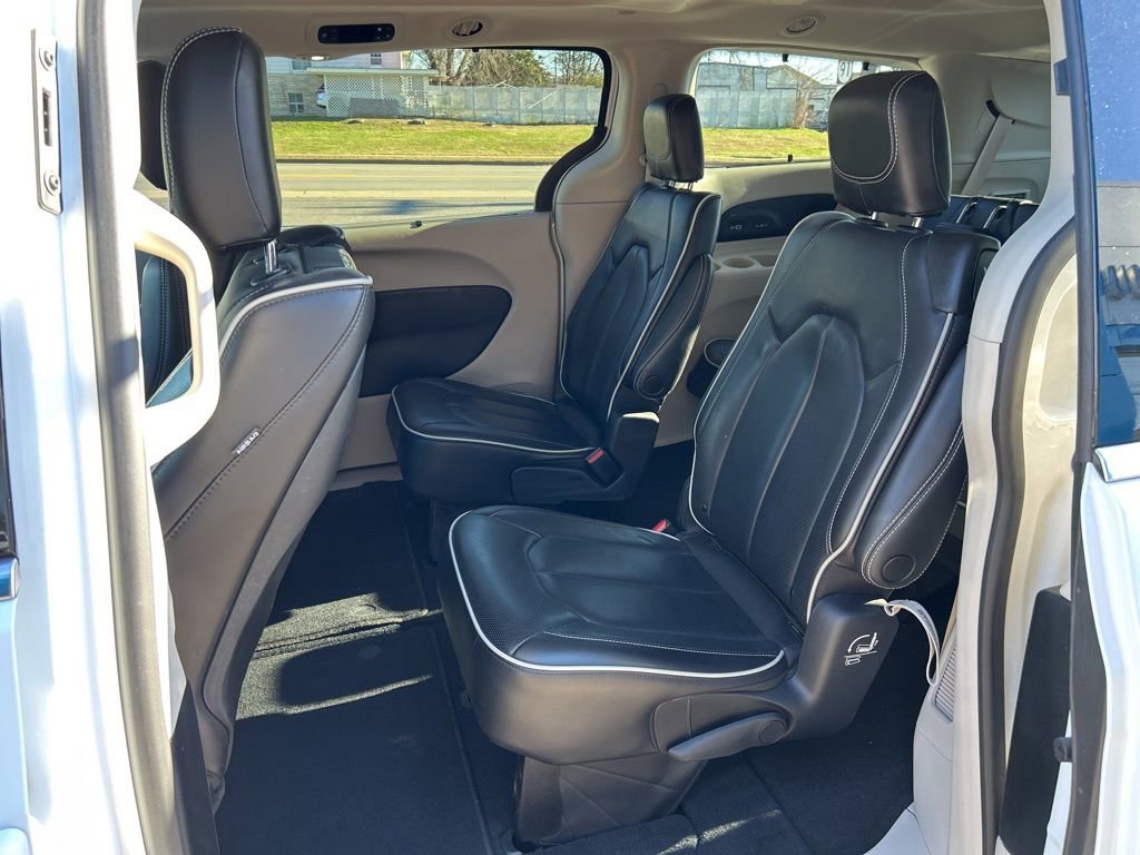 Used 2023 Chrysler Pacifica Limited w/ Uconnect Theater Family Group image 14