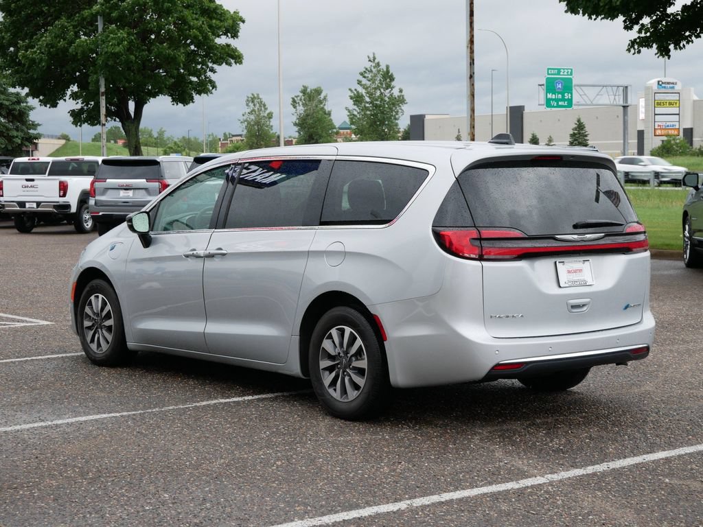 Used 2024 Chrysler Pacifica Limited FWD image 7