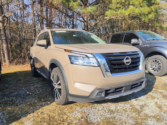 Used 2023 Nissan Pathfinder Platinum image 3