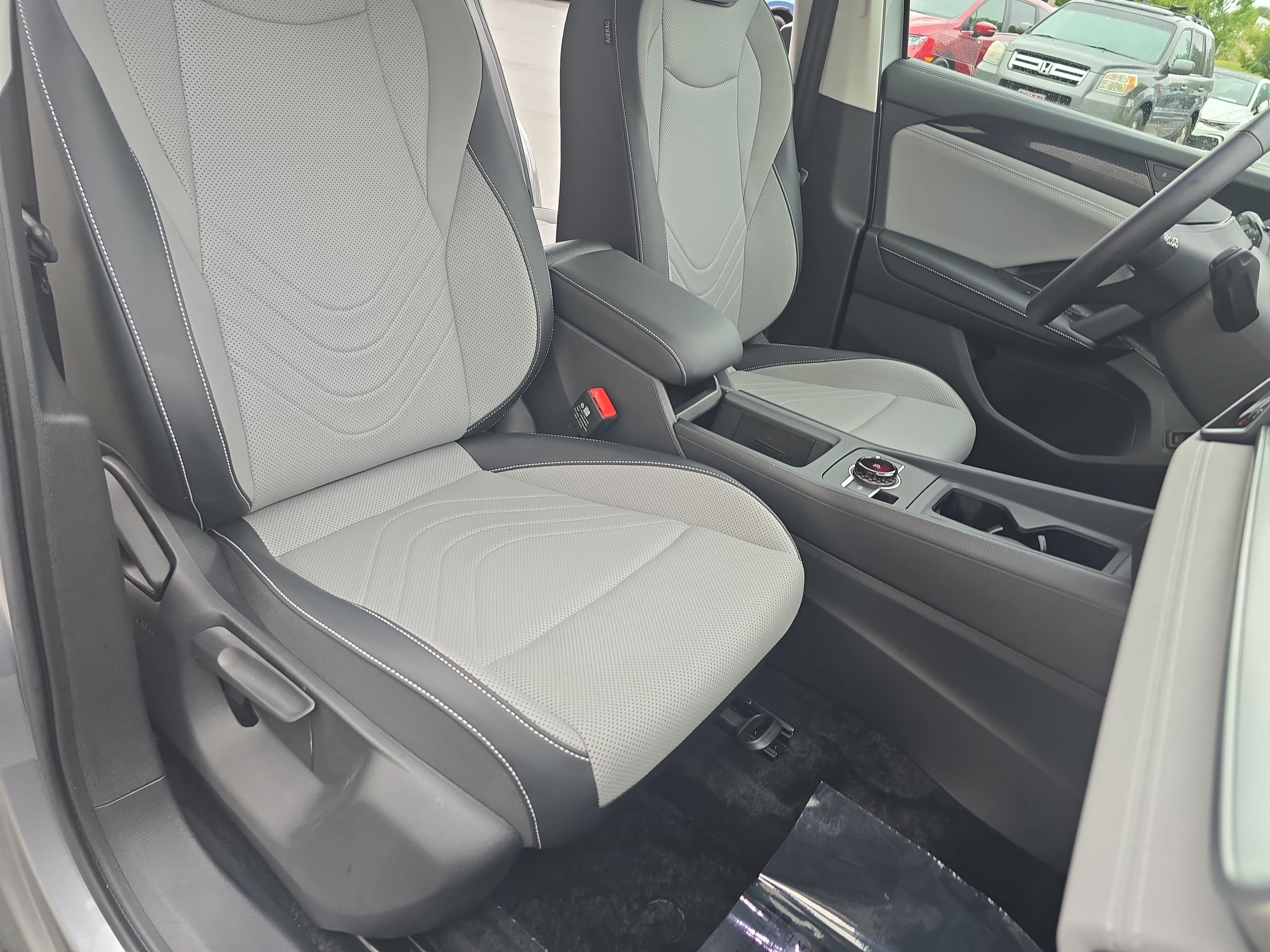 Used 2025 Volkswagen Tiguan SE AWD/4WD image 10