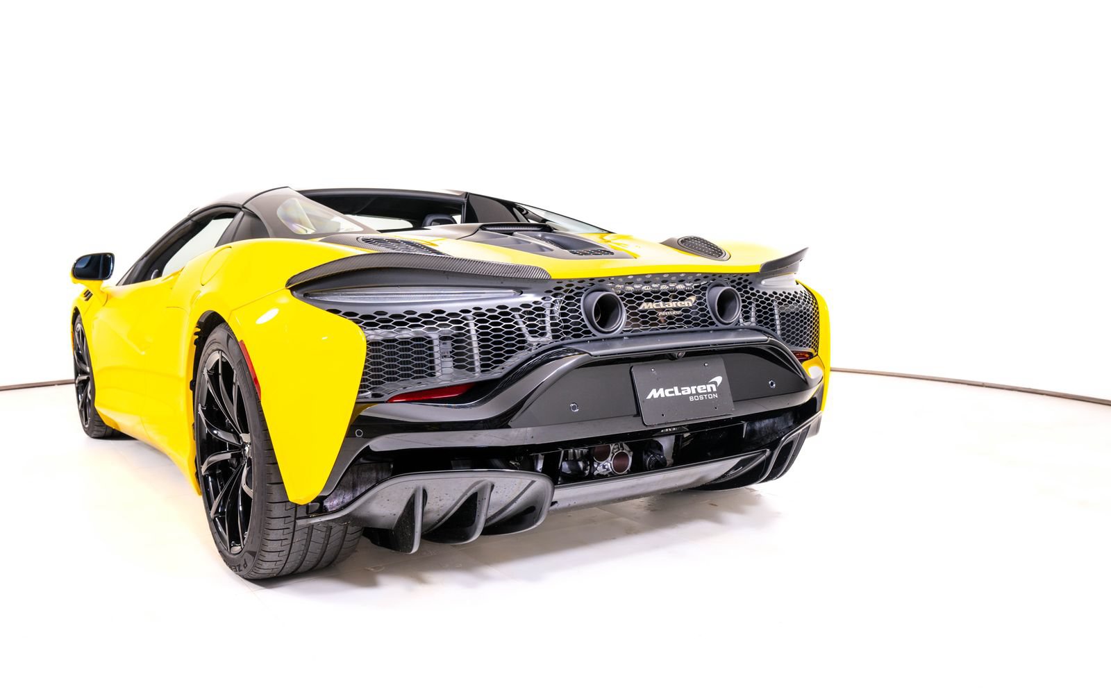 Used 2025 McLaren Artura Spider RWD image 12