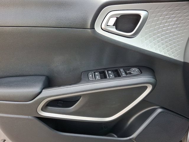 Used 2025 Kia Soul LX w/ LX Technology Package FWD image 12