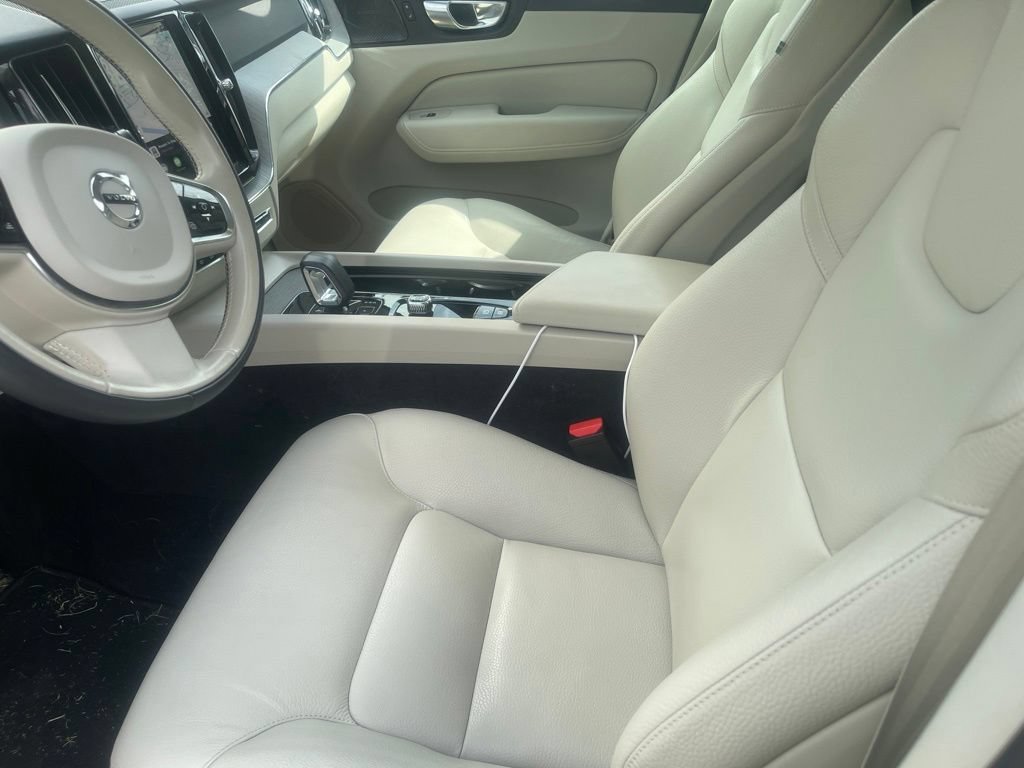 Used 2024 Volvo XC60 B5 Plus w/ Climate Package AWD/4WD image 3