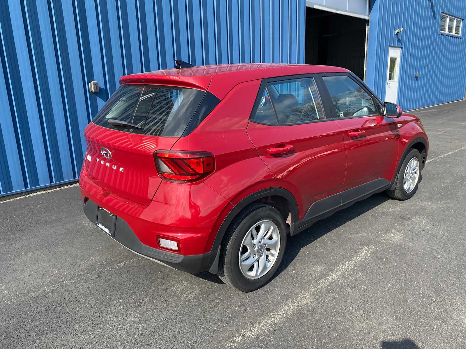 Used 2021 Hyundai Venue SE FWD image 4