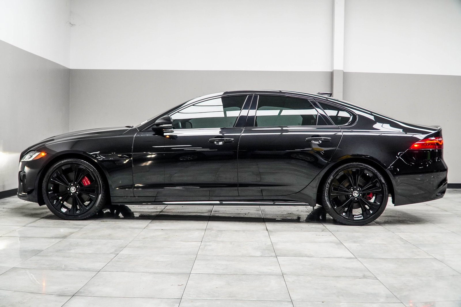 Used 2024 Jaguar XF R-Dynamic SE image 9