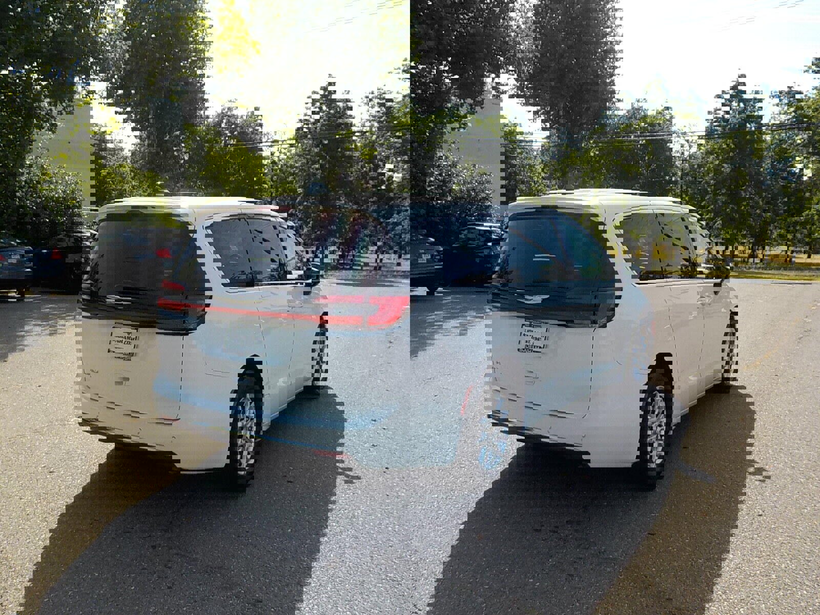 Used 2023 Chrysler Pacifica Touring-L image 4