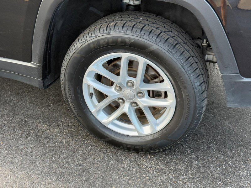 Used 2023 Jeep Grand Cherokee L Laredo image 7