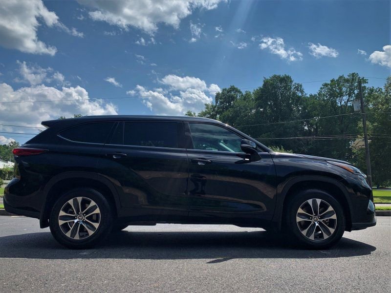 Used 2020 Toyota Highlander XLE AWD/4WD image 5