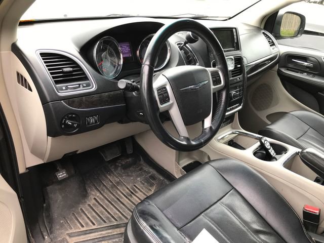 Used 2014 Chrysler Town & Country Touring w/ Driver Convenience Group image 3
