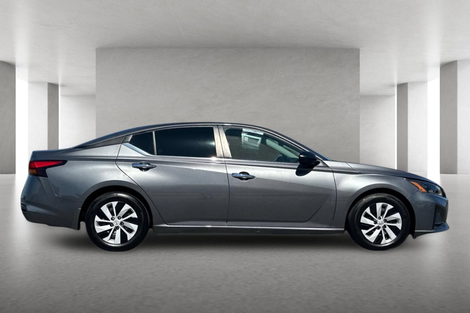 Used 2024 Nissan Altima 2.5 S FWD image 3