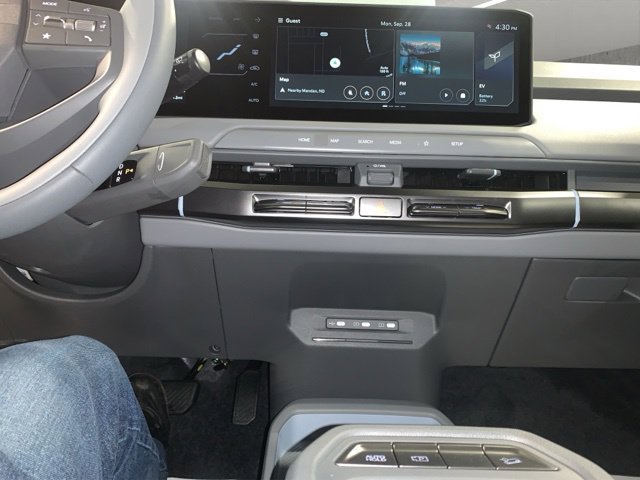New 2027 Kia EV3 Wind FWD image 2