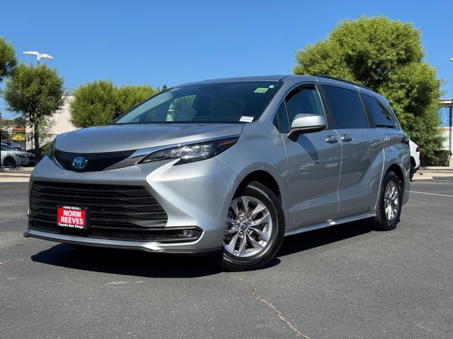 Certified 2025 Toyota Sienna XLE FWD image 2
