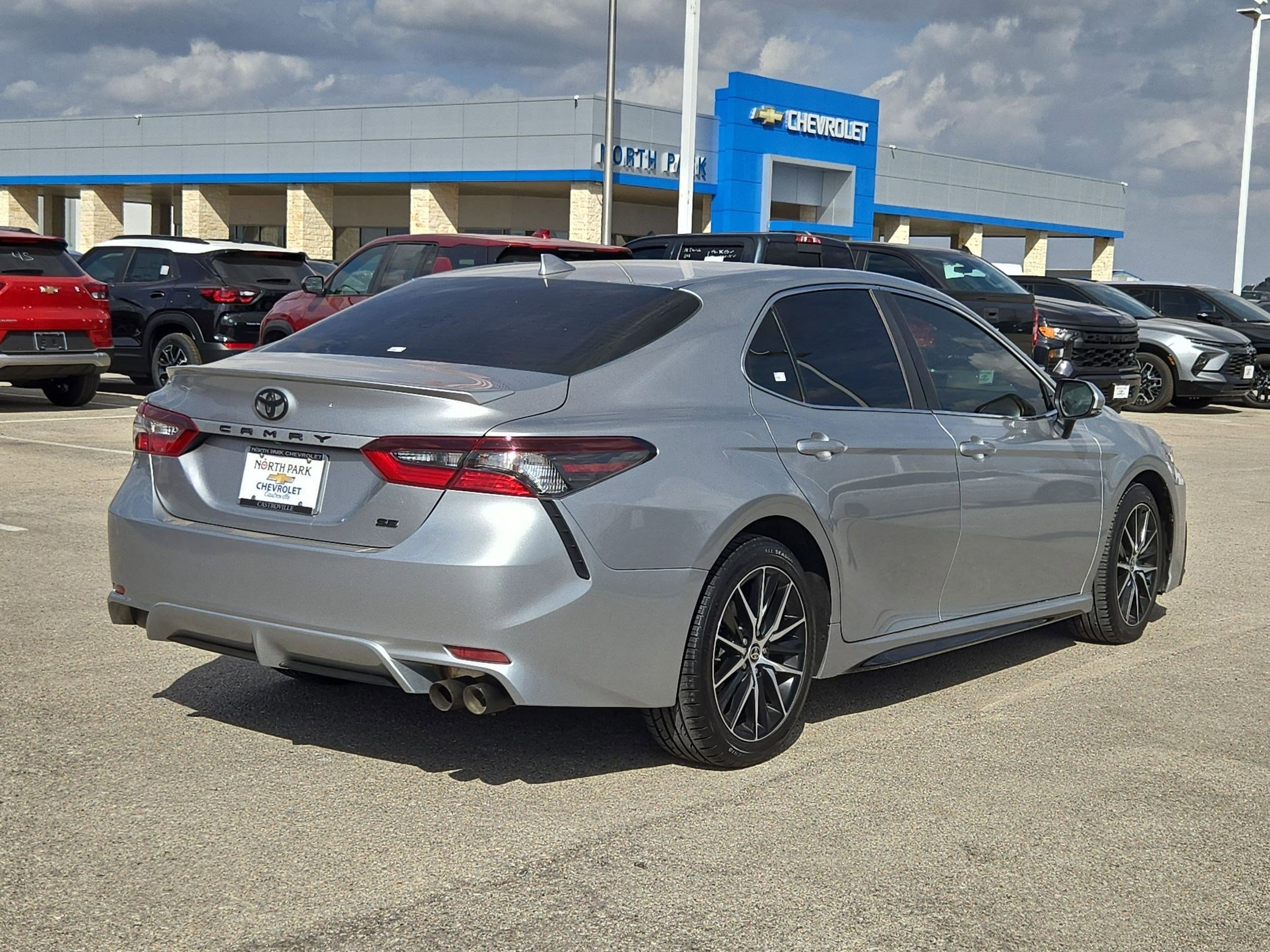 Used 2022 Toyota Camry SE image 3