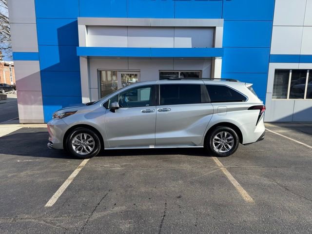 Used 2024 Toyota Sienna XLE image 5
