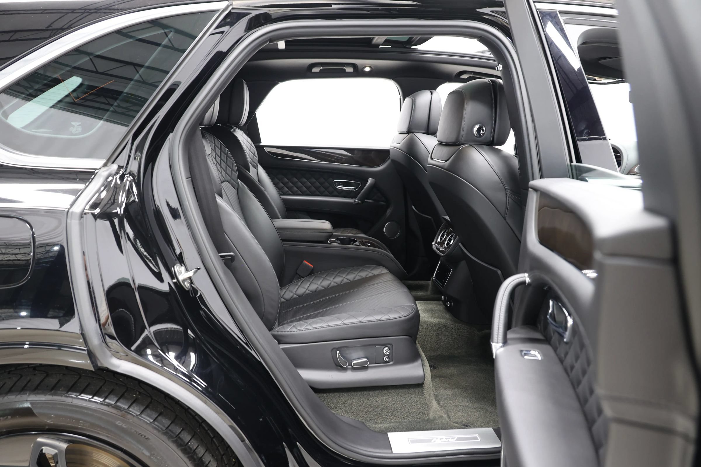 Used 2020 Bentley Bentayga Plug-In Hybrid AWD/4WD image 83