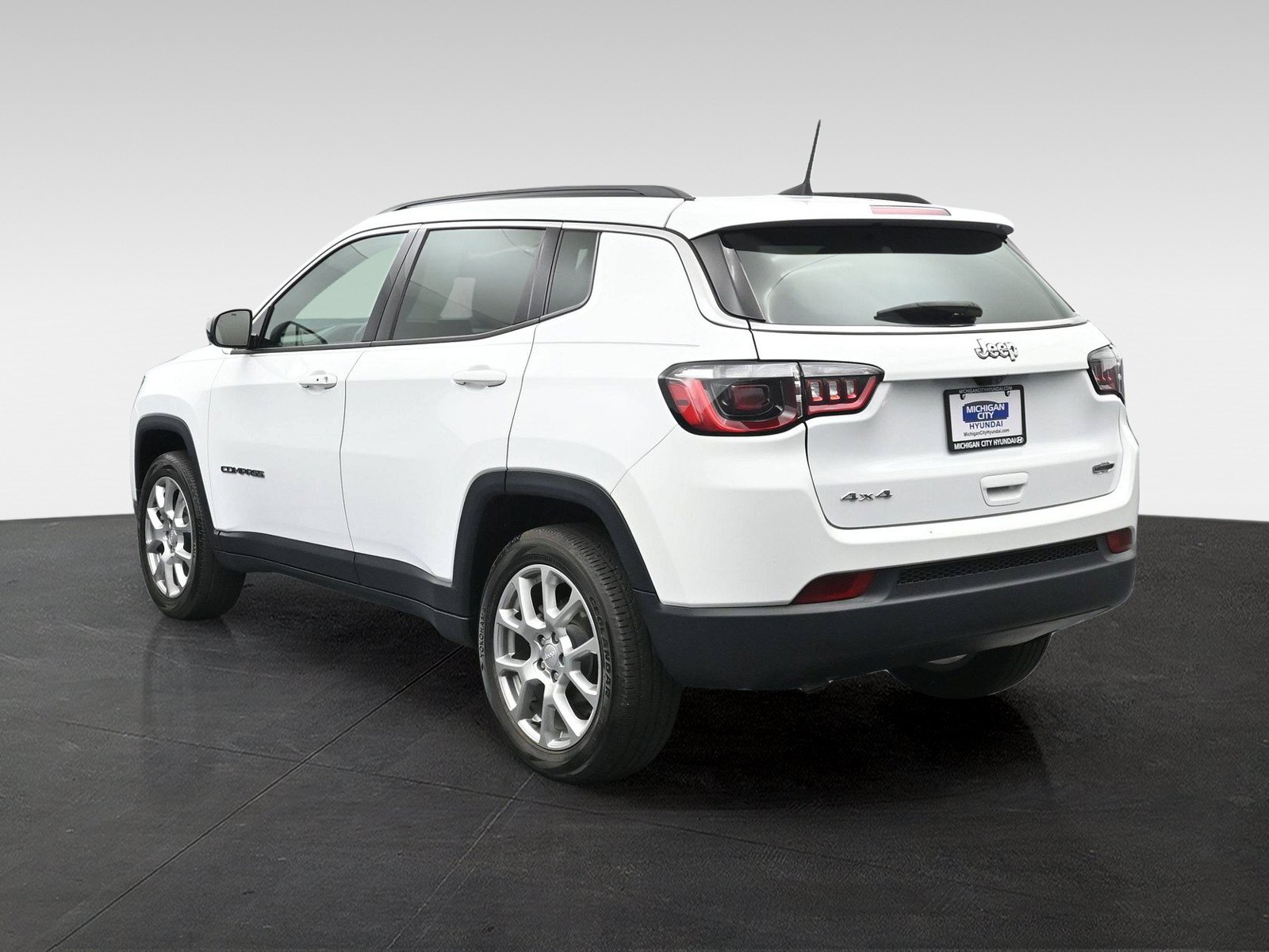 Used 2023 Jeep Compass Latitude AWD/4WD image 2