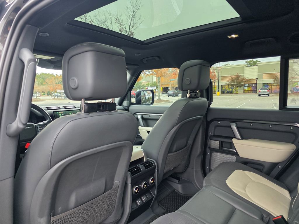Used 2023 Land Rover Defender 130 X-Dynamic SE image 30