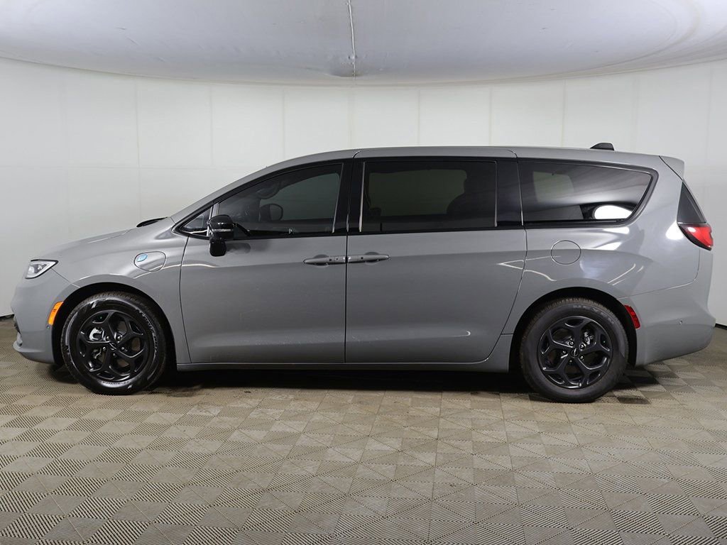 Used 2023 Chrysler Pacifica Limited w/ Uconnect Theater Family Group image 19