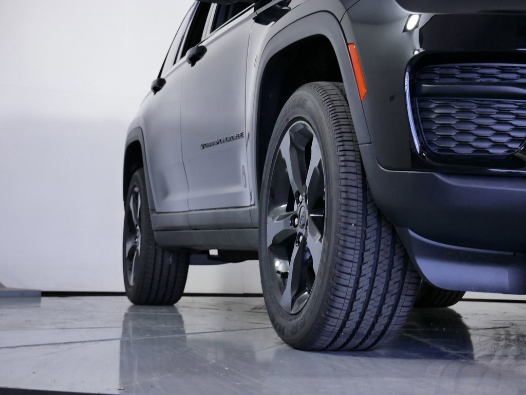 Certified 2024 Jeep Grand Cherokee Altitude image 8