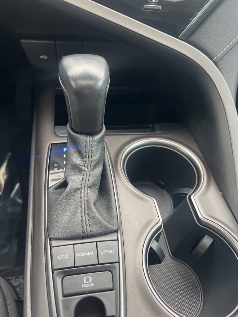 Used 2022 Toyota Camry SE w/ Cold Weather Package image 9