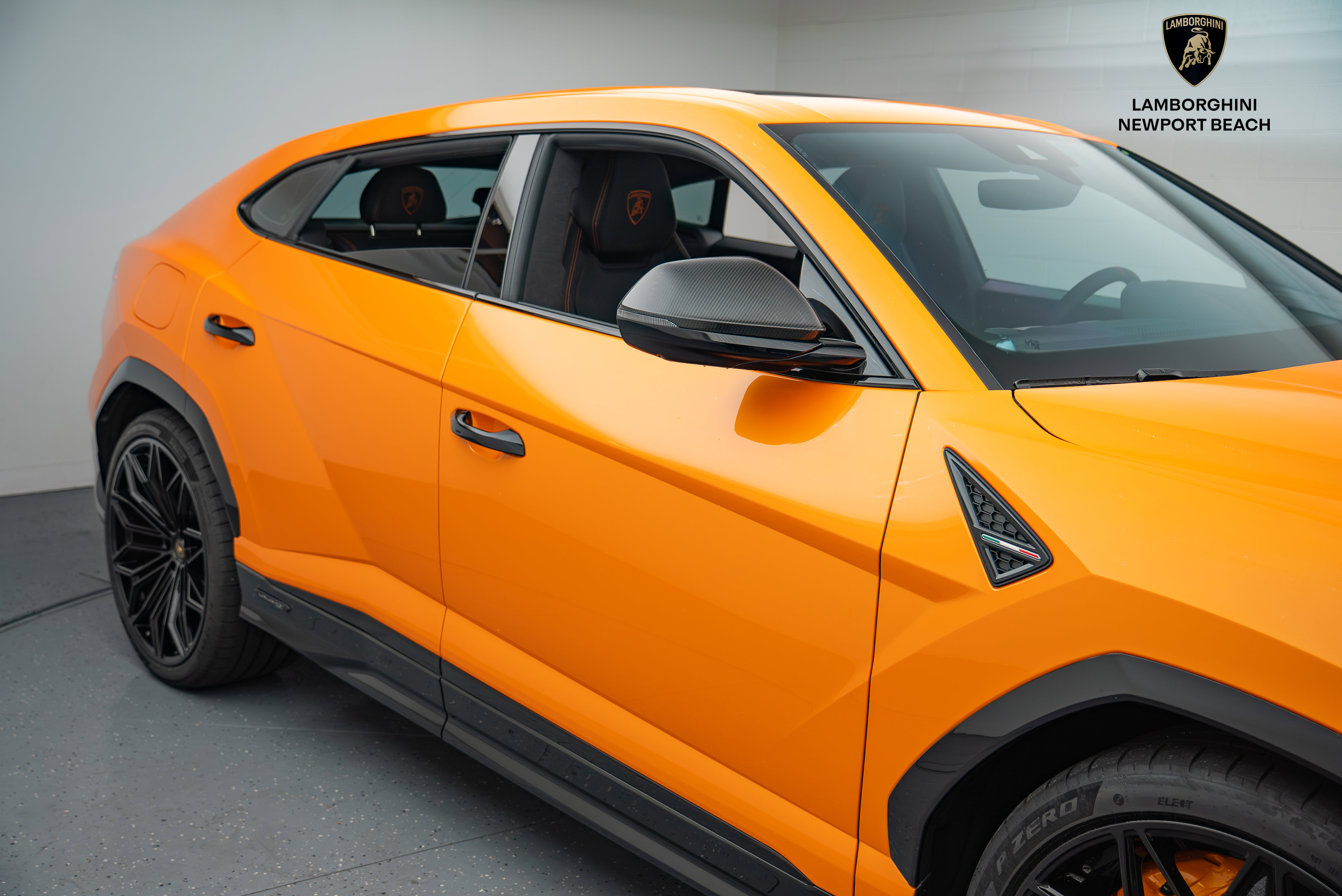 Used 2025 Lamborghini Urus SE AWD/4WD image 3