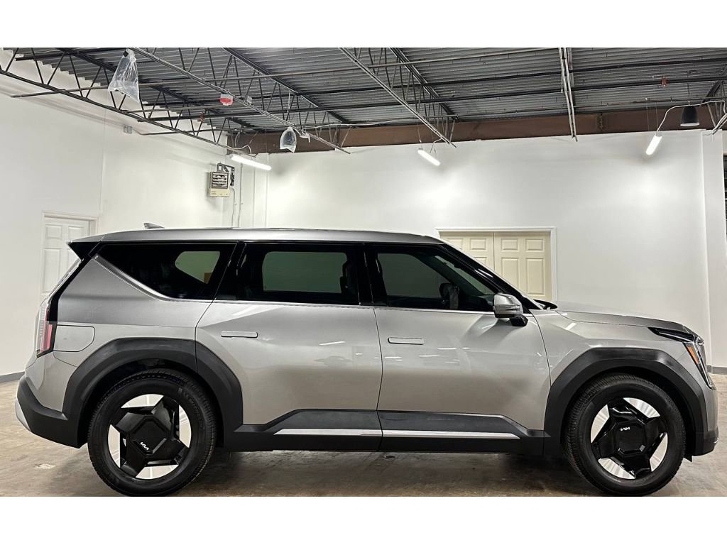 Used 2024 Kia EV9 Light Long Range RWD image 9