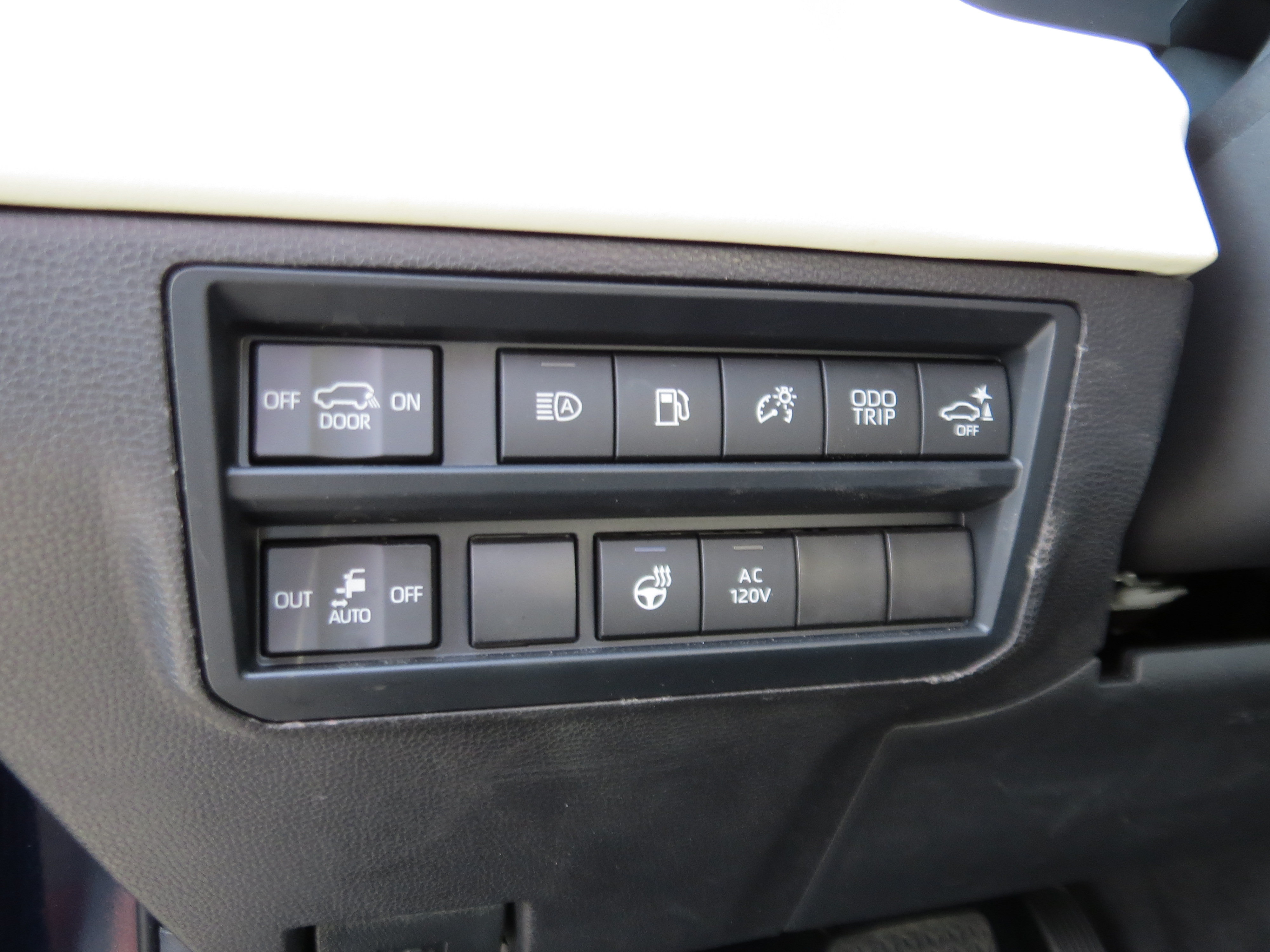 Used 2025 Toyota Sequoia Capstone AWD/4WD image 18
