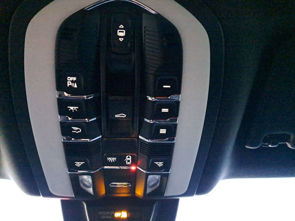 Used 2018 Porsche Macan image 35