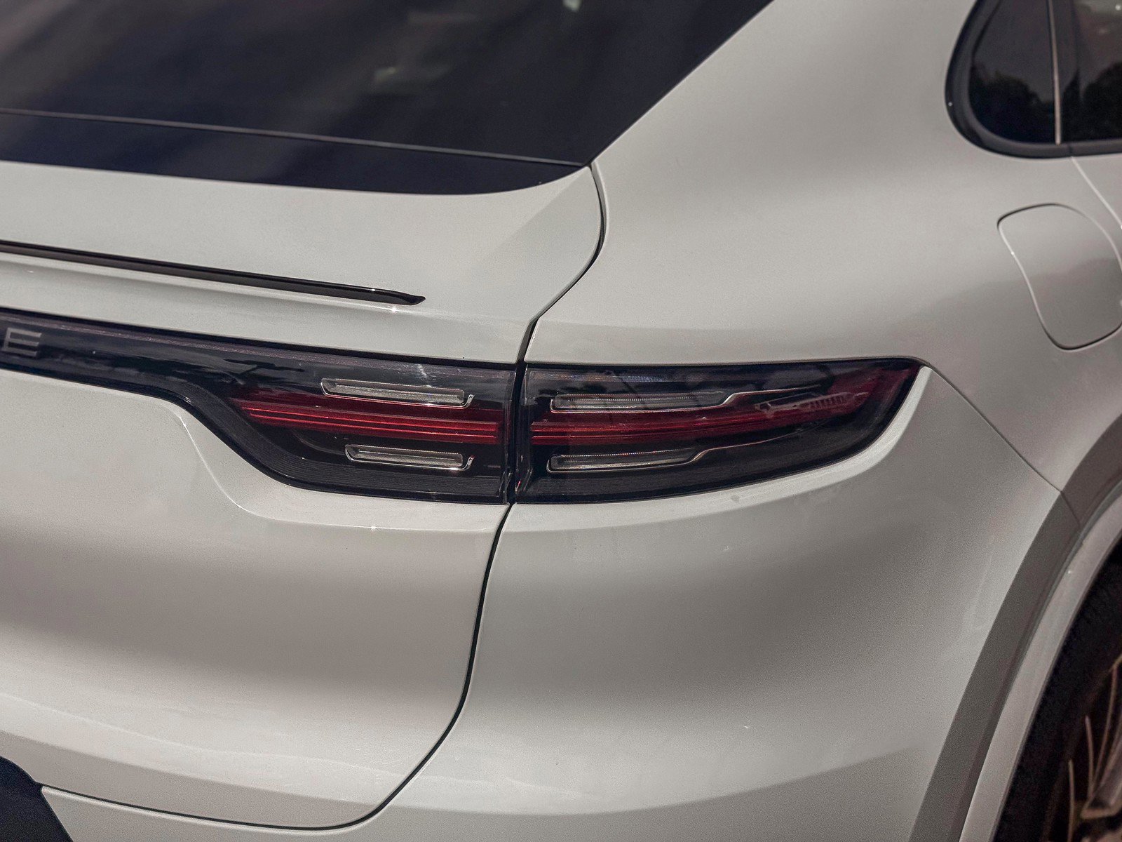 Used 2023 Porsche Cayenne Platinum Edition image 7